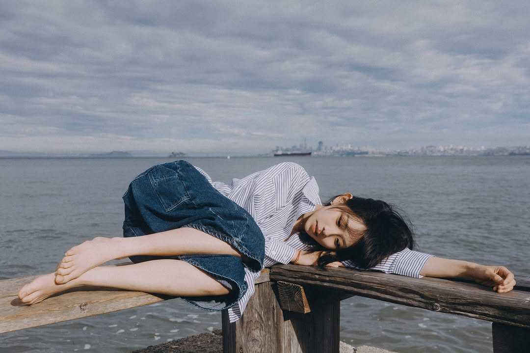 这几天在哭 因为各种各样的事总感觉像个野兽不小心闯进人类的世界很多事之前都不懂仅仅是靠着感觉走和直觉生存在这里不够 像幽灵公主里的san一样感到慌张 自责怎么没有多长点心 有很多视角和立场的问题 自己感觉问心无愧或者真诚对他人来说不一定是这
